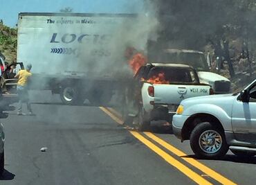 Incendian vehículos en accesos carreteros a Uruapan