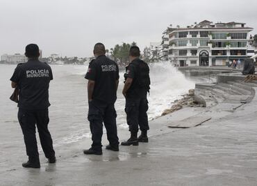 Alertan por 2 zonas de inestabilidad con potencial ciclónico