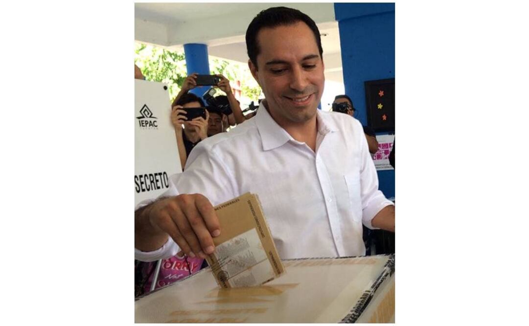 El candidato del PAN y Movimiento Ciudadano Mauricio Vila Dosal emitió su voto esta mañana. Foto: Yazmín Rodríguez/EL UNIVERSAL