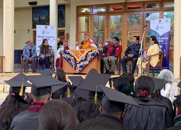 Dalai Lama besa a menor en la boca y le pide que le 'chupe' su lengua en pleno evento budista