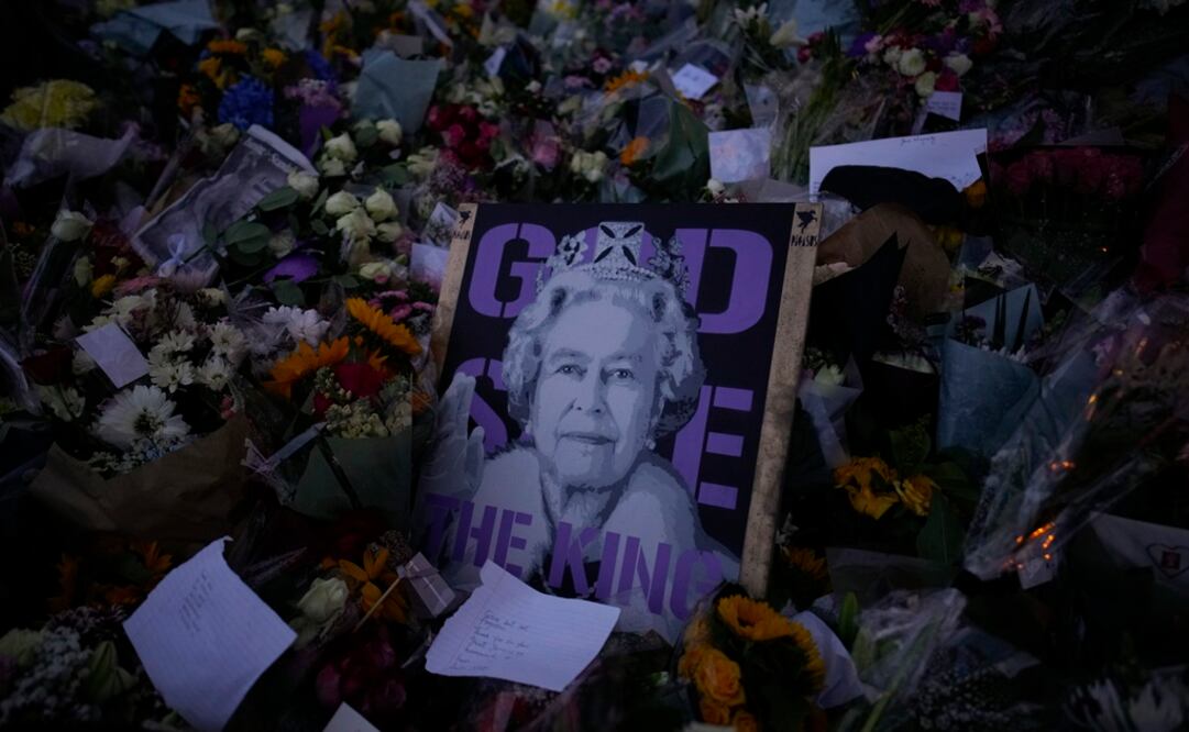 Una pancarta dejada por los dolientes afuera del Palacio de Buckingham en Londres. Foto: AP 