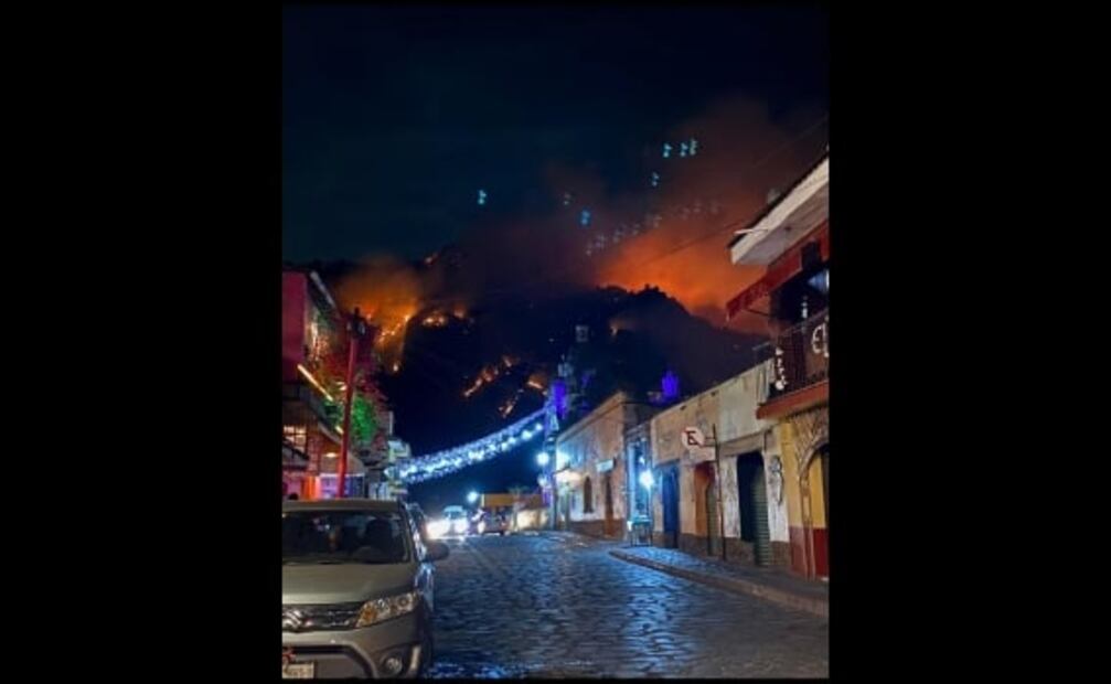 Arde el cerro de Tepoztlán, Morelos; controlan 60% del incendio