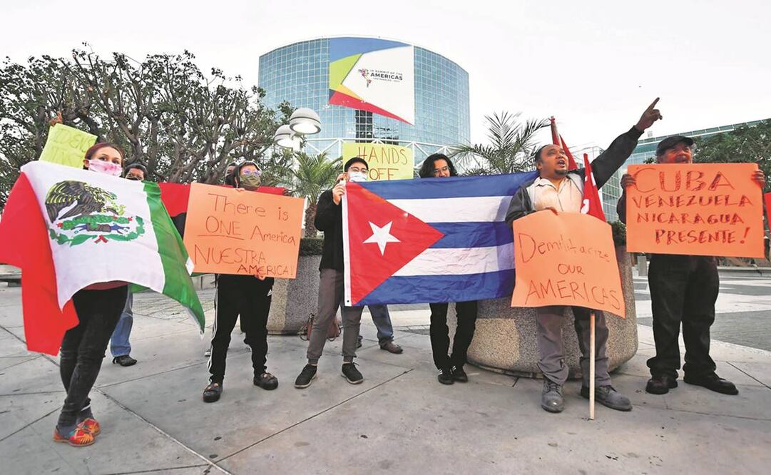 Activistas en Los Ángeles, durante una protesta por la decisión de EU de excluir de la Cumbre de las Américas a los gobiernos de Venezuela, Nicaragua y Cuba. Foto: J. BROWN/AFP