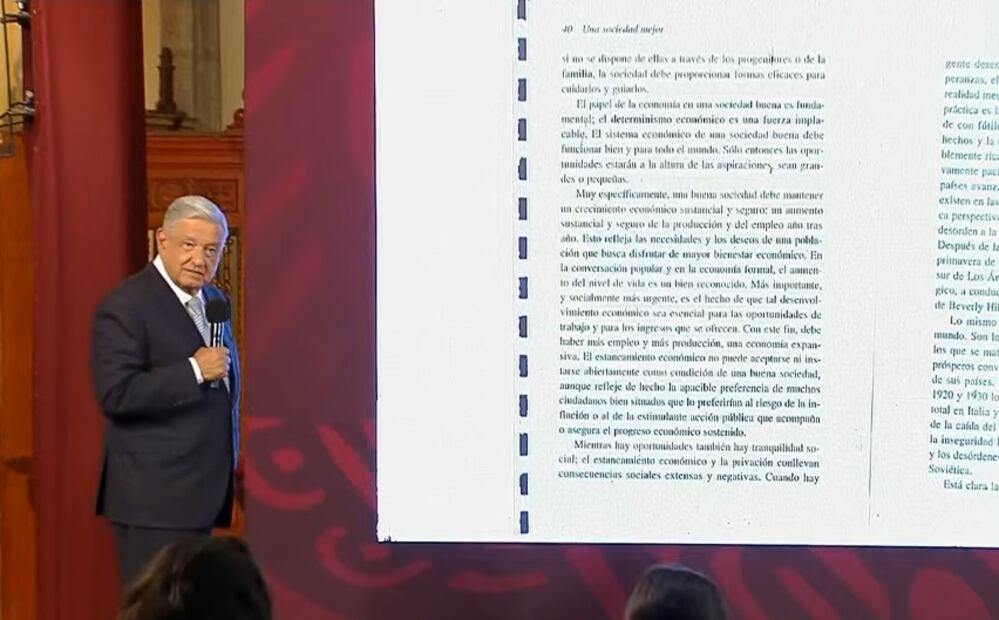AMLO lee en su mañanera “Una sociedad mejor”, de John Kenneth Galbraith. Foto: Captura de pantalla