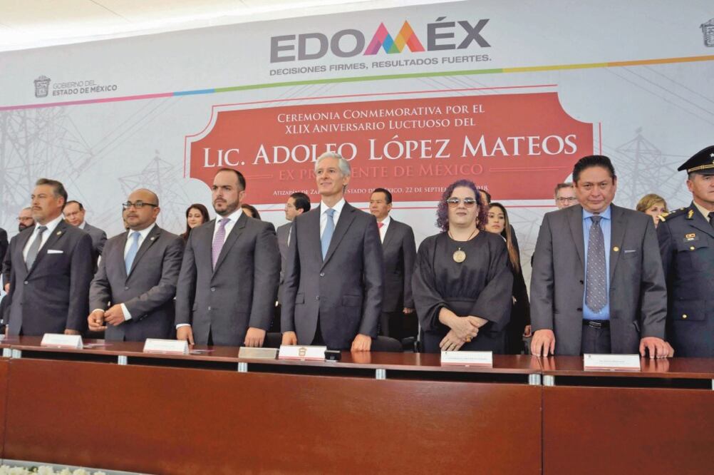 La ceremonia del 49 aniversario luctuoso del ex presidente Adolfo López Mateos, realizada en Atizapán de Zaragoza, fue encabezada por el gobernador del Estado de México, Alfredo del Mazo Maza (centro). Foto: ESPECIAL
