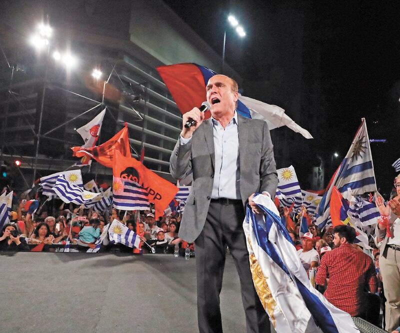 Avanza. El candidato del oficialista Frente Amplio, Daniel Martínez, pasa a la segunda ronda junto con el opositor Luis Lacalle Pou. Foto/RAÚL MARTÍNEZ. EFE