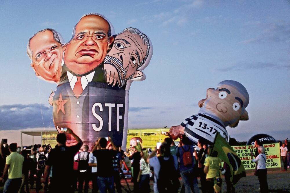 Ciudadanos protestan en Brasilia con globos gigantes que representan a los principales implicados en el caso de corrupción conocido como Lava Jato (UESLEI MARCELINO. REUTERS)