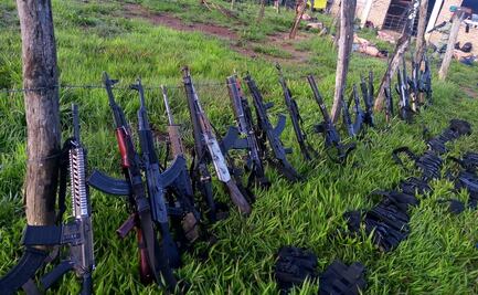 Cargadores, vehículos y 35 armas largas, el arsenal decomisado en narcocampamento en Michoacán 