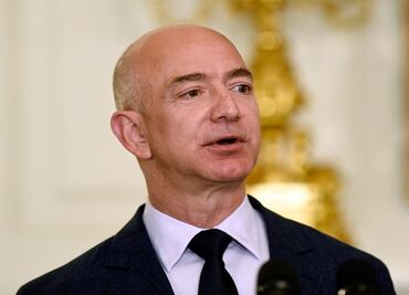 Bezos supera a Buffett entre los más ricos del mundo