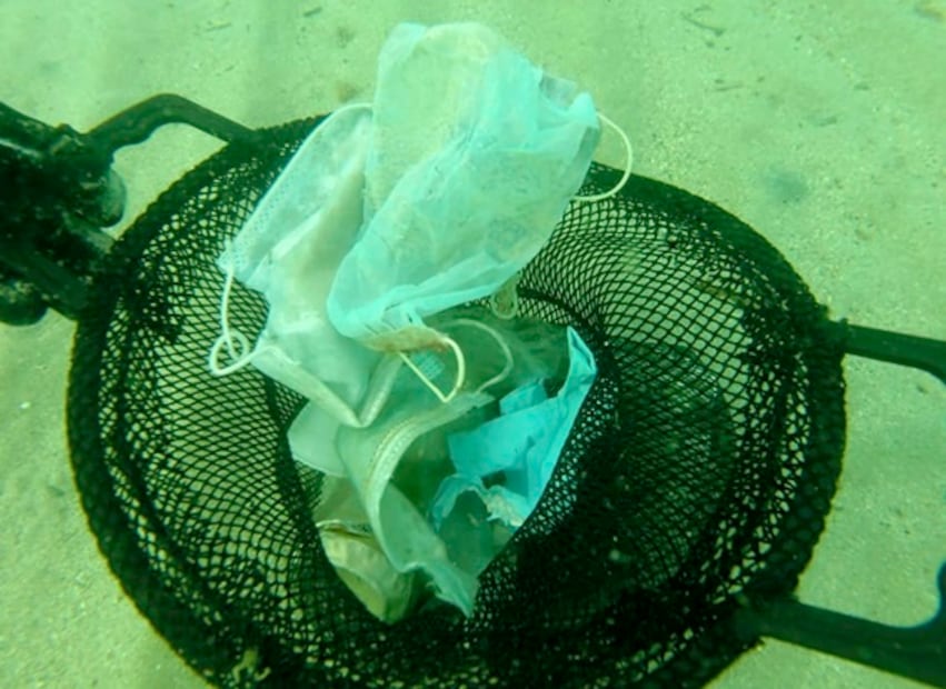 Así luce el mar Mediterráneo con mascarillas y guantes desechados por el Covid-19