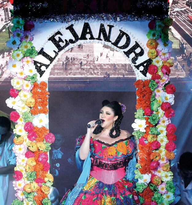 La cantante simuló estar en Xochimilco para cantar “Mi ciudad” (ADRIAN HERNANDEZ. EL UNIVERSAL)