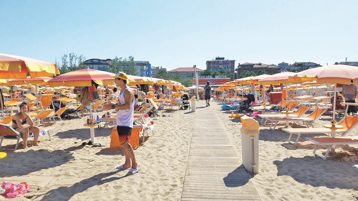 De lunes a viernes, Bagno de Bologna, un pabellón de playa ubicado en el Cesenatico, frente al mar Adriático, registra una ocupación cercana a 25% de los camastros. Foto: INDER BUGARIN. EL UNIVERSAL