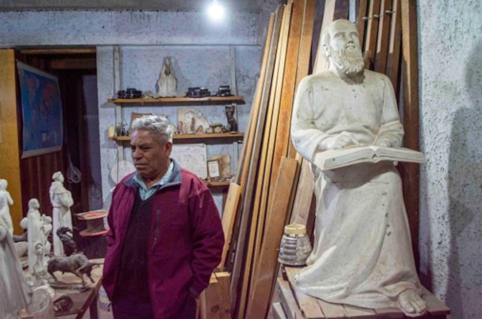 José Ortiz Rivera en su taller, junto a una escultura de San Marcos. Foto: Luis Eduardo Escobar