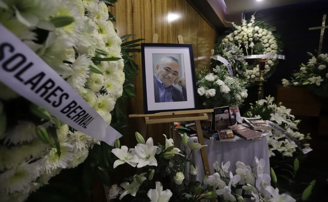 Aspectos del velorio de el escritor Ignacio Solares dónde familiares y amigos esperan su cuerpo en la funeraria Gayosso de Felix Cuevas . Fotos: Fernanda Rojas/EL UNIVERSAL.