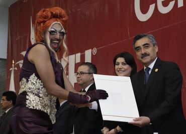 Joven recibe título universitario vestido de Drag Queen en Hidalgo