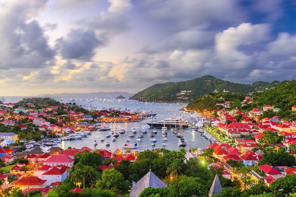 Gustavia, la capital, es encantadora por sus callejuelas y casas de tejados rojos. (Foto: iStock)