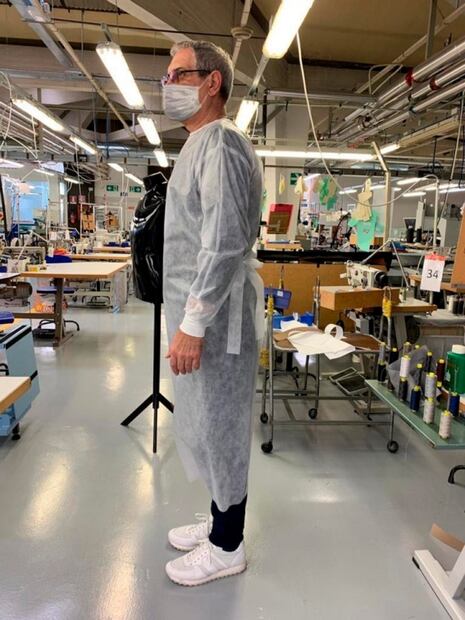 Armani hace un lado la moda y confecciona batas para los médicos en Italia
