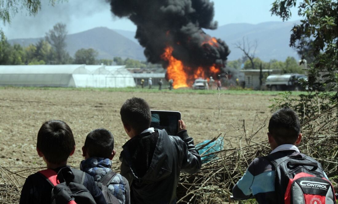 Children watch as one of PEMEX's pipelines jumps out of control after a fuel theft in Puebla - Photo: Omar Contreras/EL UNIVERSAL