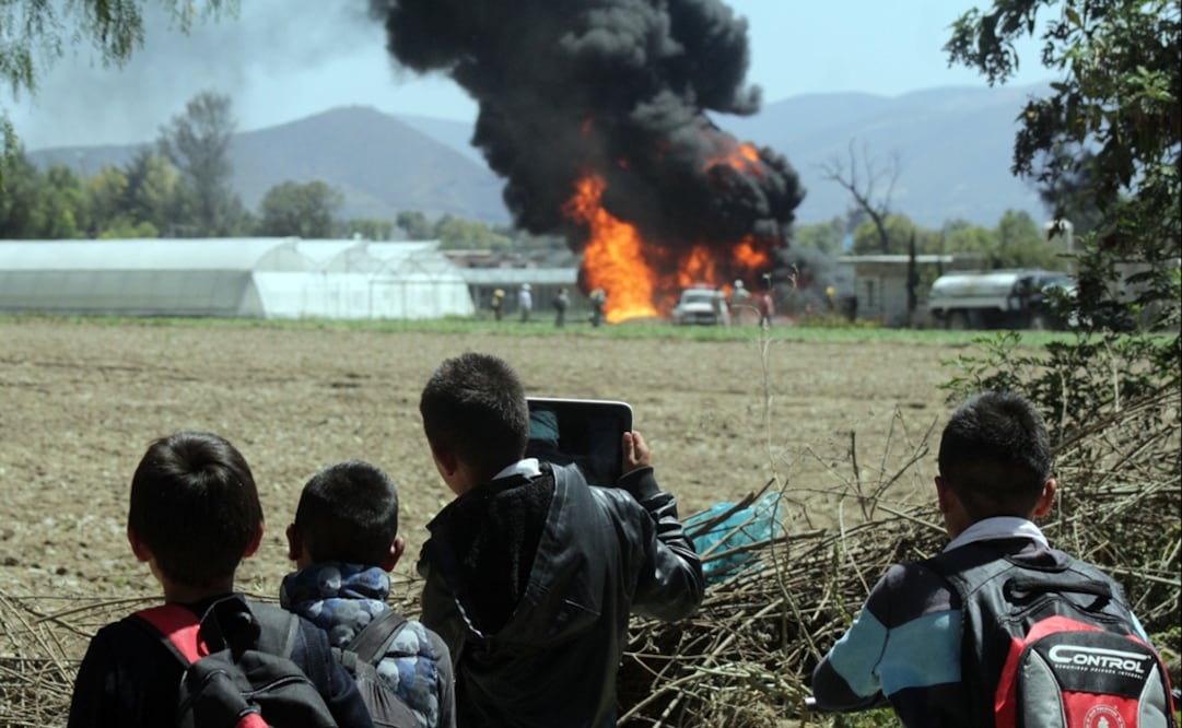 Children watch as one of PEMEX's pipelines jumps out of control after a fuel theft in Puebla - Photo: Omar Contreras/EL UNIVERSAL
