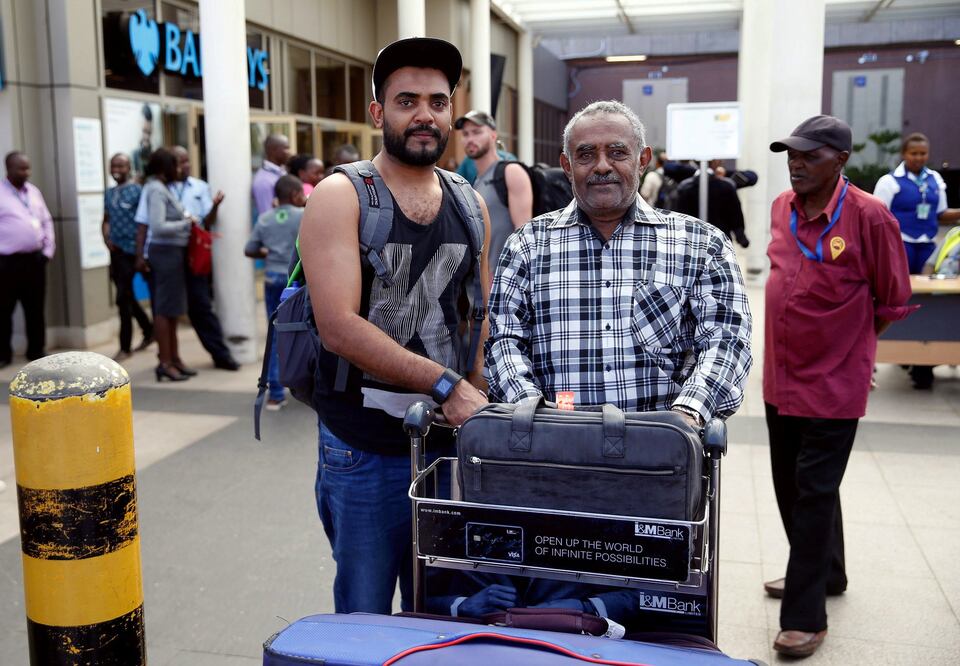 Ahmed Khalid junto a su padre en el aeropuerto de Adís Abeba (Foto: Reuters)