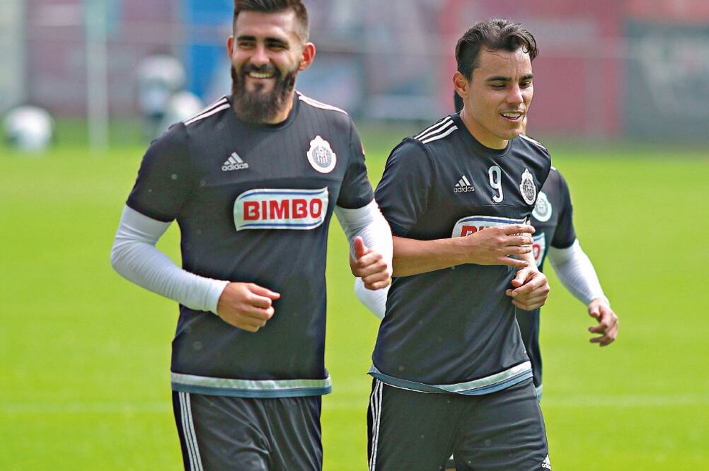 Miguel Ponce y Omar Bravo se vieron optimistas para superar al rival. (JORGE BARAJAS. IMAGO7)