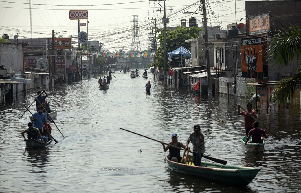 Residentes navegan en botes durante las inundaciones en Villahermosa. Foto: AP