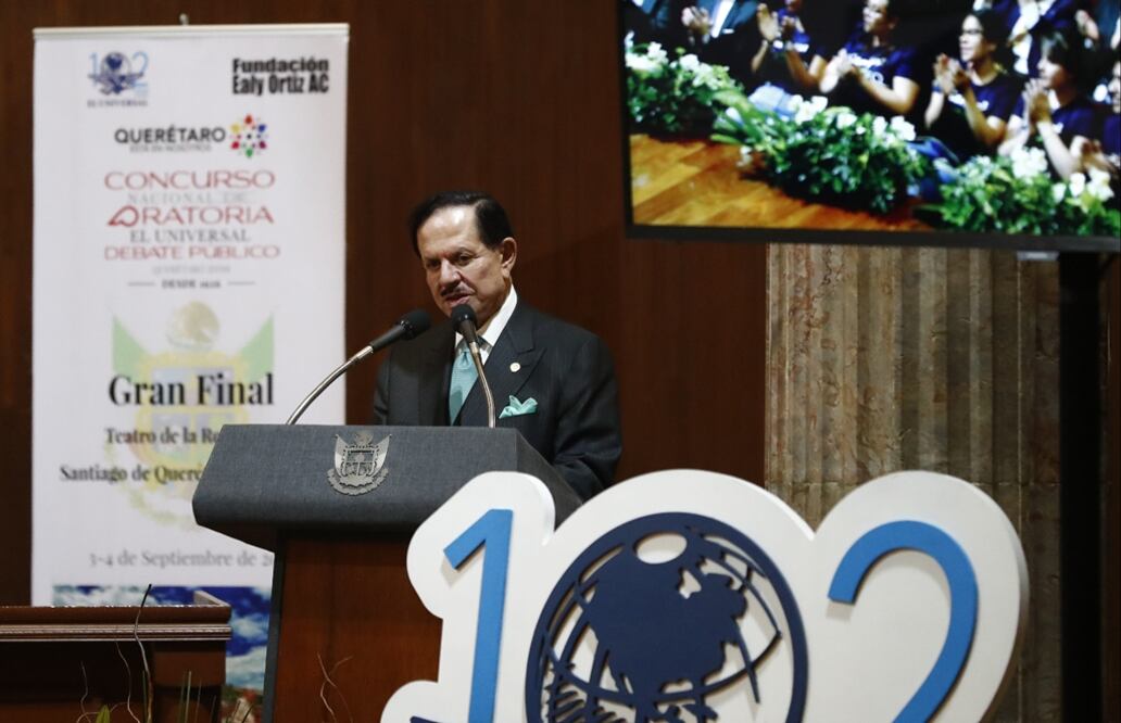 El Licenciado Juan Francisco Ealy Ortiz, Presidente Ejecutivo y del Consejo de Administración de EL UNIVERSAL, premió a los ganadores del Concurso Nacional de Oratoria y Debate Público 2018. Foto: Yadín Xolalpa/EL UNIVERSAL
