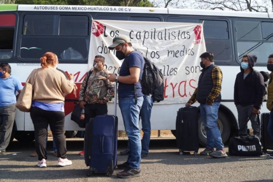 Cancelan 36 vuelos en Oaxaca por protesta de normalistas