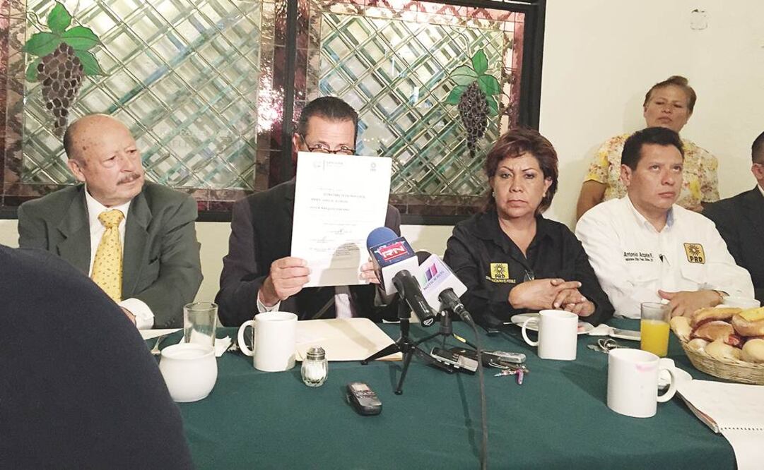 Martín Riestra, candidato del PRD a la alcaldía de Naucalpan, presentó como prueba el video captado por una de las mujeres, a las que un diputado local ofreció dinero e invitó a un espectáculo de "stripers"