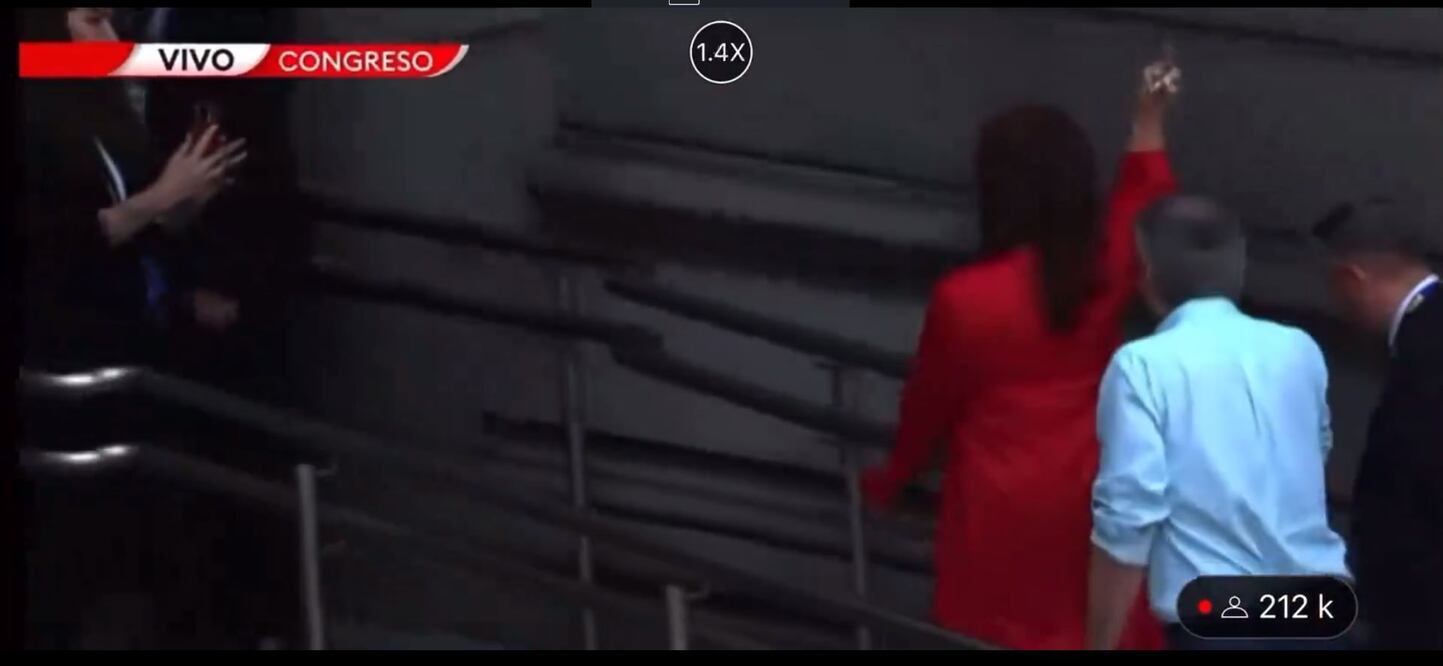 La vicepresidenta a su llegada a la Asamblea Legislativa para la toma de posesión de Javier Milei, en Argentina. FOTO: CAPTURA