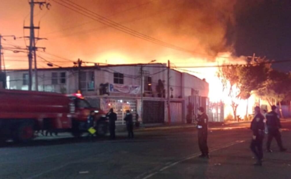 Evacúan a 500 personas por fuerte incendio en bodega de tarimas en Iztapalapa