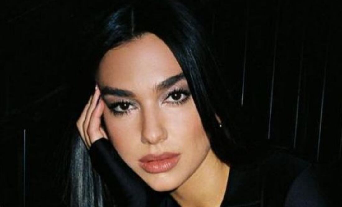 Dua Lipa volvió a mostrar su ropa interior con biker short y top transparentes, look acompañado por unas botas Dior. Foto: Instagram @dualipa