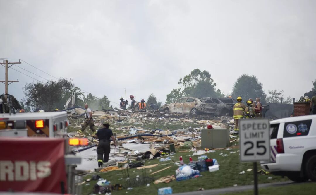 Policía y servicios de emergencia realizan tareas de búsqueda tras la explosión en una zona residencial en Plum, Penilvania, el sábado 12 de agosto de 2023. Foto: AP
