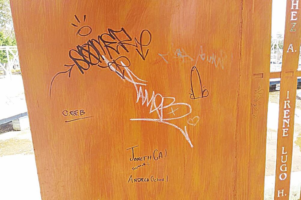 El memorial consiste en varios pasillos que se encuentran y en las paredes están grabados los nombres de los desaparecidos (FRANCISCO RODRÍGUEZ. EL UNIVERSAL)