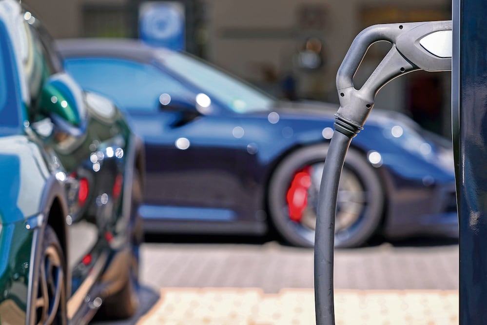 Analistas indican que en México las estaciones de carga se han estancado, con un inventario de mil 400. Foto: de CHRISTOPHER NEUNDORF. EFE