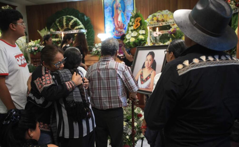 Velan cuerpo de activista Sandra Domínguez en Oaxaca, hallada muerta junto a su esposo tras más de 6 meses desaparecidos (29/04/2025). Foto: Edwin Hernández / EL UNIVERSAL