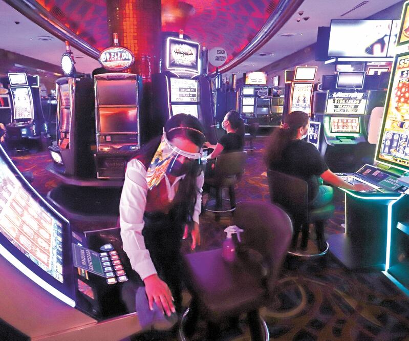 Como parte de las medidas sanitarias en los casinos, por cada máquina encendida hay dos apagadas, así como protocolos de sanitización. Foto: CARLOS ZEPEDA. EL UNIVERSAL