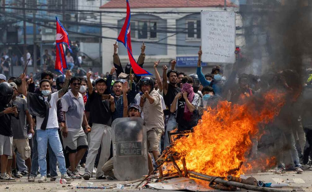 Al menos trece personas murieron este lunes en Katmandú durante los enfrentamientos entre manifestantes y fuerzas de seguridad durante las protestas encabezadas por miles de jóvenes de la Generación Z contra la corrupción y veto de redes sociales en Nepal. Foto: EFE