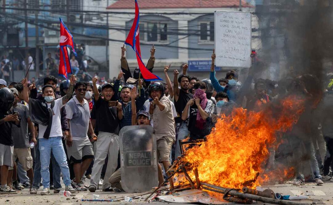 Al menos trece personas murieron este lunes en Katmandú durante los enfrentamientos entre manifestantes y fuerzas de seguridad durante las protestas encabezadas por miles de jóvenes de la Generación Z contra la corrupción y veto de redes sociales en Nepal. Foto: EFE