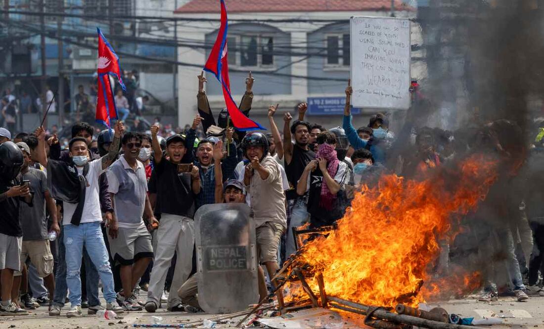 Al menos trece personas murieron este lunes en Katmandú durante los enfrentamientos entre manifestantes y fuerzas de seguridad durante las protestas encabezadas por miles de jóvenes de la Generación Z contra la corrupción y veto de redes sociales en Nepal. Foto: EFE