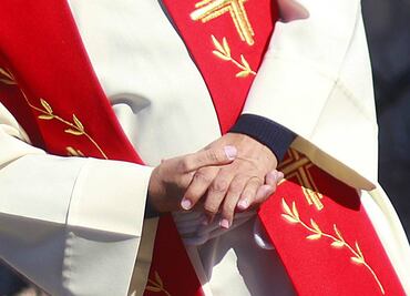 Acusan a "papables" Erdö y Grech de encubrir abusos sexuales; ocurre a horas de la primera votación en cónclave para nuevo Papa