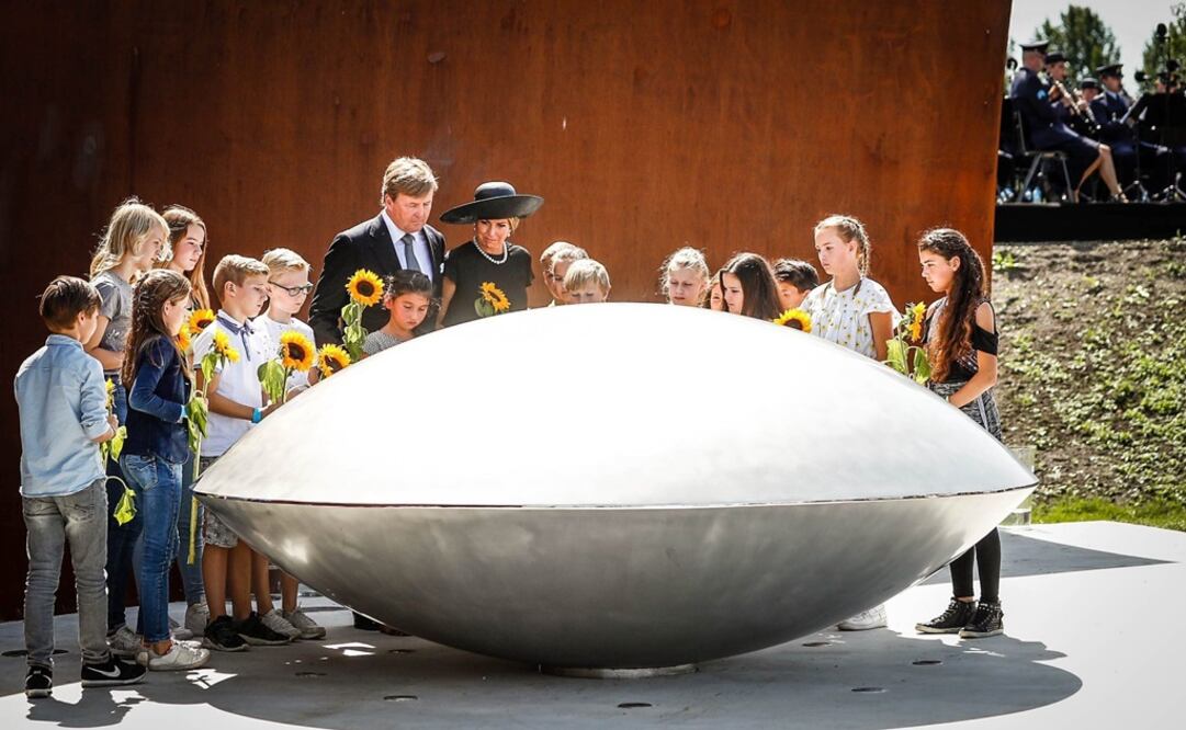 Los reyes Guillermo-Alejandro y Máxima de Holanda asisten a la ceremonia de inauguración del Monumento Nacional a las víctimas del vuelo MH17 de Malaysia Airlines, en Vijfhuizen (Holanda) (Foto: EFE - Imágenes en interior: AFP)