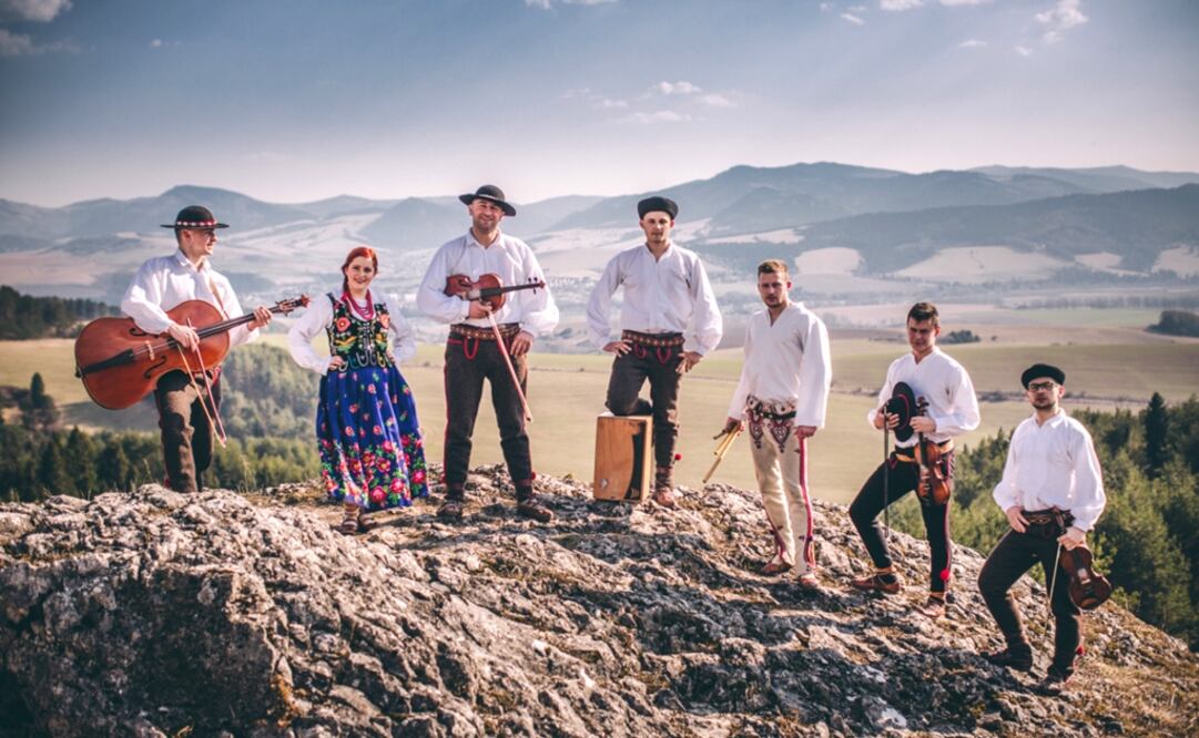 Hoverna, a quartet formed by musicians from the mountainous areas of southern Poland, were performing the Jarocho anthem in an improvised dressing room among white tents - Photo: Courtesy of the Zhezkiik International Music Festival