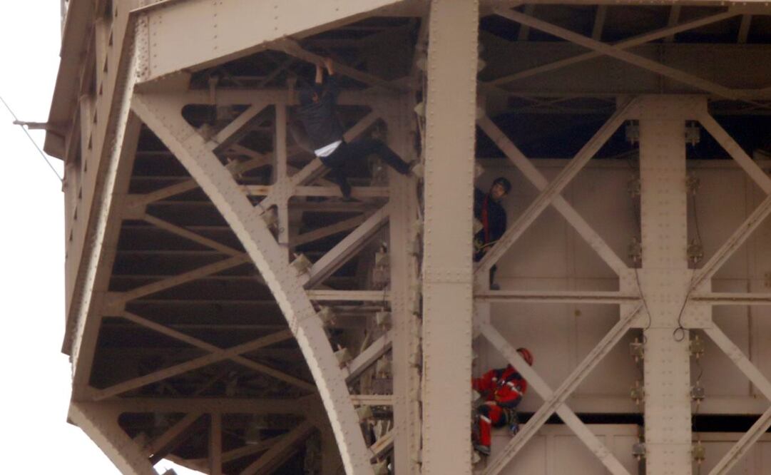 La empresa que gestiona la torre Eiffel indicó que ya no reabrirá sus puertas hasta mañana por la mañana (Foto: Reuters)
