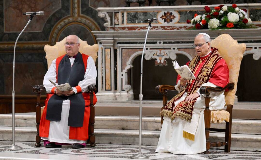El papa León XIV y el arzobispo de York, Stephen Cottrell, presiden en la Capilla Sixtina en el Vaticano la oración ecuménica dedicada a la defensa del medio ambiente en la que participan los reyes de Reino Unido, Carlos III y Camila, un evento histórico que se produce después de casi 500 años de la reforma anglicana. Foto: EFE
