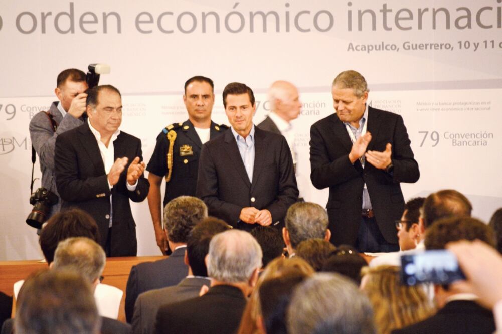 El presidente Enrique Peña Nieto, el gobernador Héctor Astudillo (izq.) y el presidente de la Asociación de Bancos de México, Luis Robles, en la Convención Bancaria (DASSAEV TÉLLEZ EL UNIVERSAL)