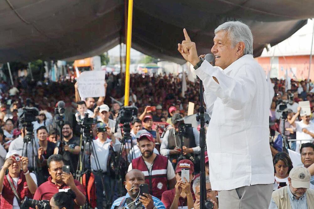 El líder de Morena, Andrés Manuel López Obrador, en un mitin en la colonia Metropolitana, en Nezahualcóyotl, informó que no hubo acercamientos de Juan Zepeda, candidato del PRD, ni de líderes de su partido (IRVIN OLIVARES. EL UNIVERSAL)