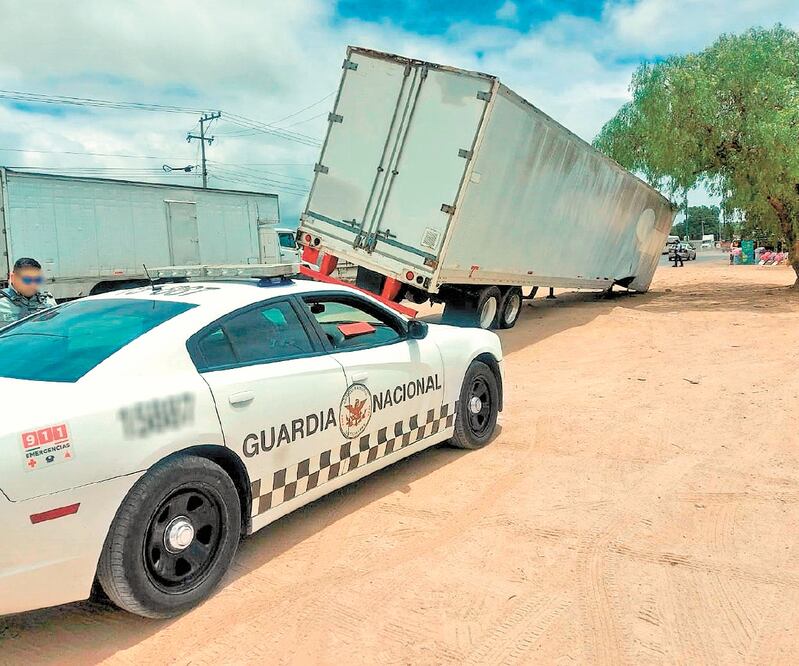 El remolque tenía diversas cajas con cartuchos útiles. Foto: EFE