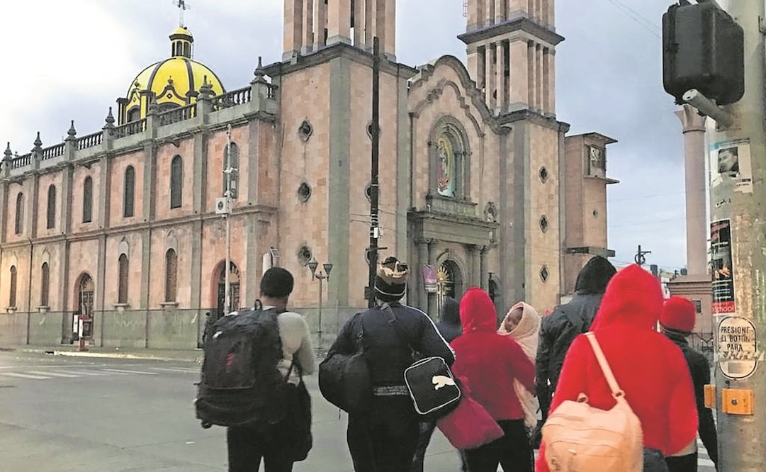 Migrantes haitianos deambulan en las inmediaciones de la Catedral de Tijuana al no encontrar cupo en ninguno de los albergues de la ciudad. Foto: Aimee Melo. EL UNIVERSAL