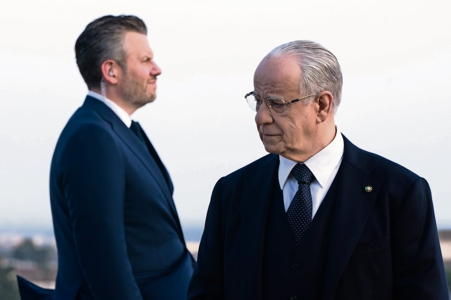 Toni Servillo (Mario De Santis) y Orlando Cinque (Colonnello Labaro). Foto: MUBI